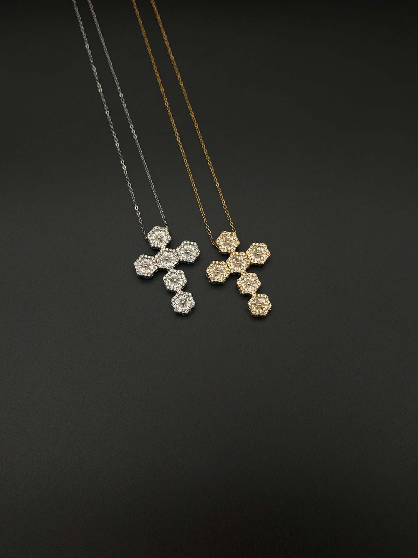 Narciso Shiny Cross Necklace